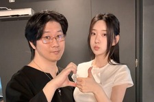 『Stellar Blade』主人公「イヴ」のボディモデルがPC版発売を記念してキム・ヒョンテ氏とのツーショット写真投稿!本物さながらのセクシーなコスプレ画像も 画像